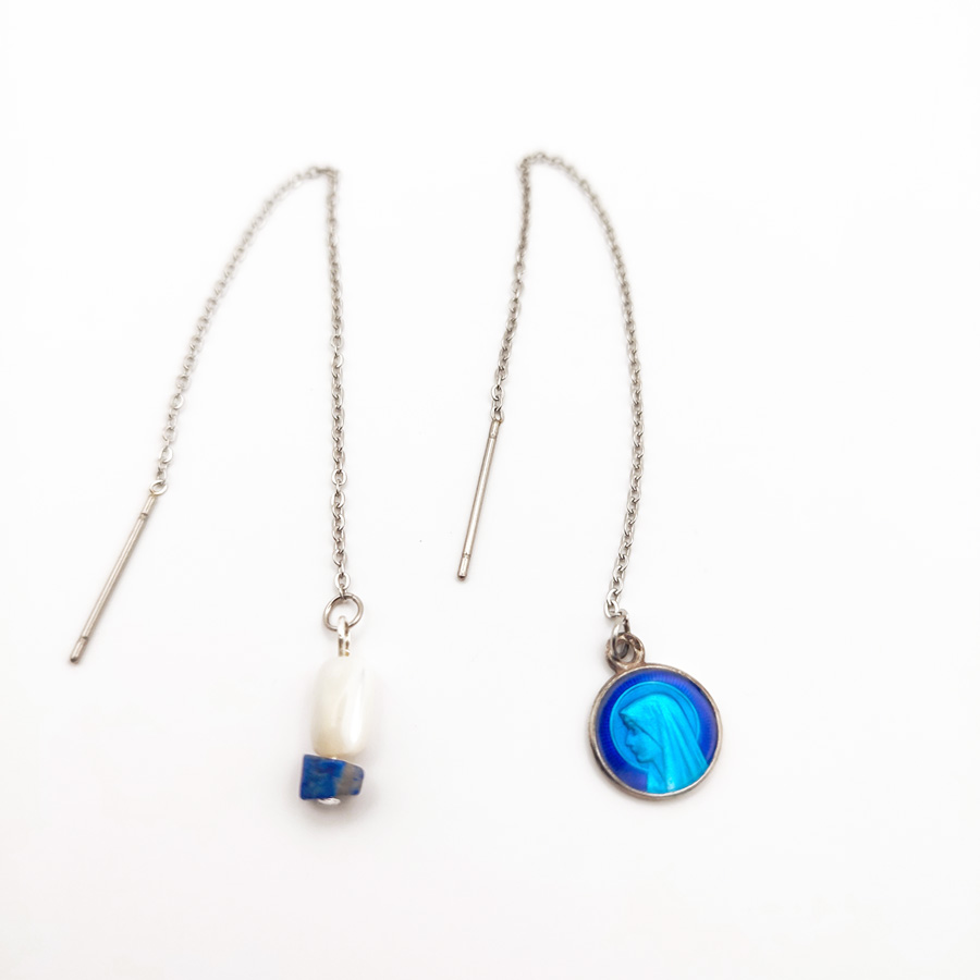 boucles_asymetrique_bleue_1 Boucles asymétriques dans les tons bleu, collection Chapelets Médailles de la Fabrique Re belle