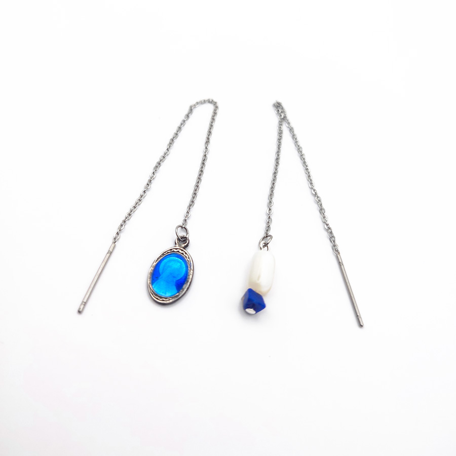 boucles_asymetrique_bleue_2 Boucles asymétriques dans les tons bleu, collection Chapelets Médailles de la Fabrique Re belle
