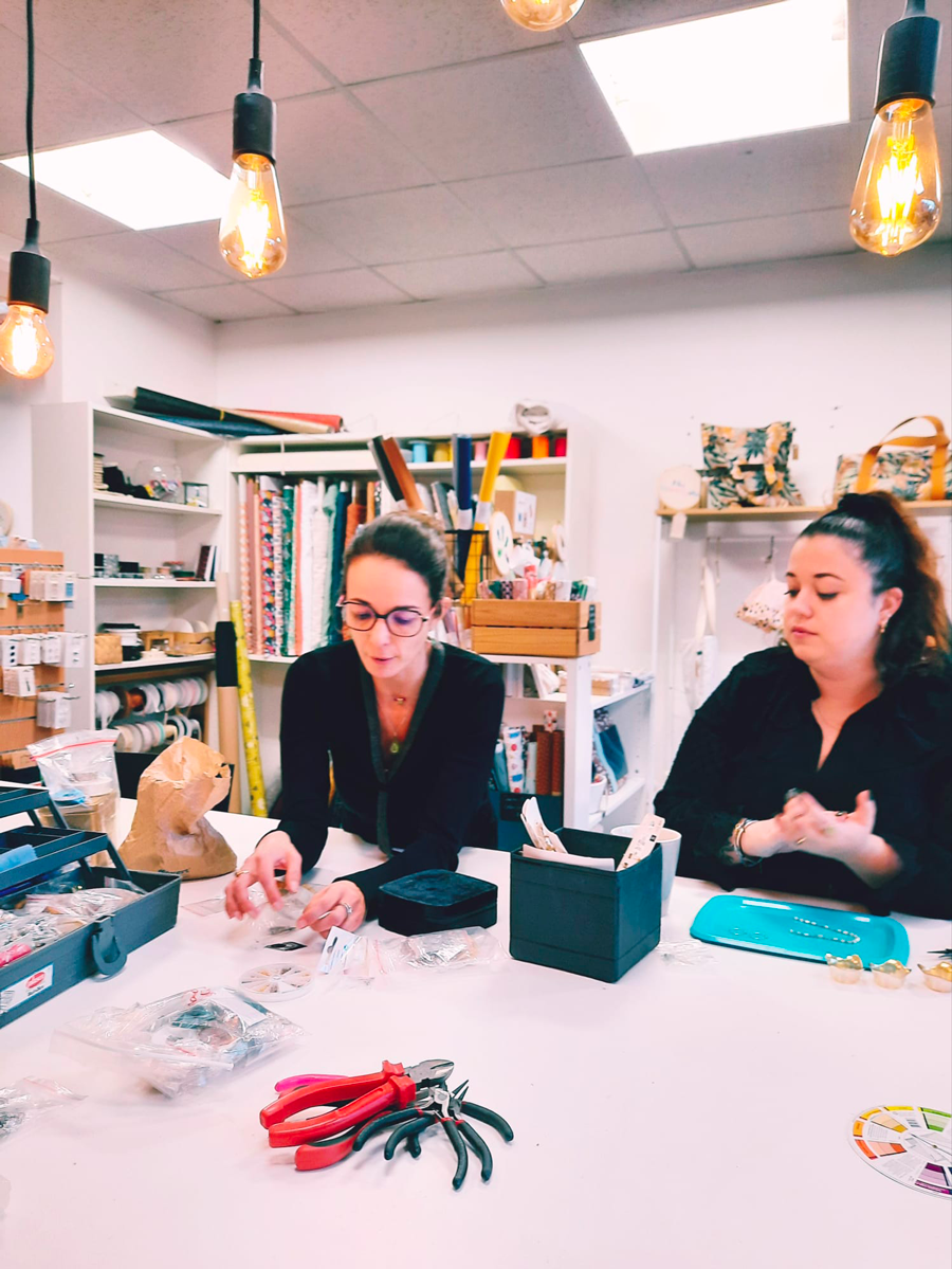 atelier-bijoux-upcycles Céline de La fabrique Re Belle anime son atelier créatif de bijoux upcyclés