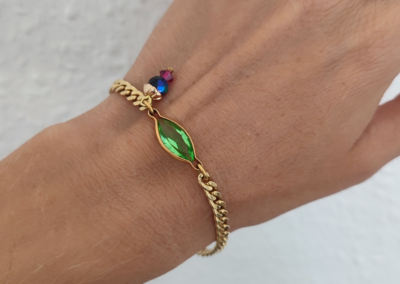 Bracelet vert détails bleu et rose DISPO