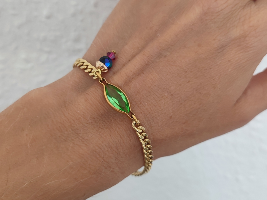 Bracelet vert détails bleu et rose DISPO