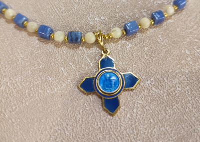 Collier croix bleue DISPO