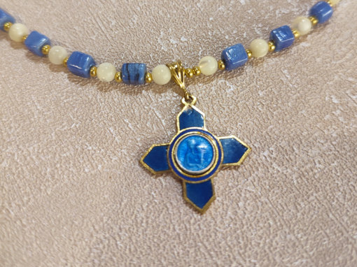 Collier croix bleue DISPO