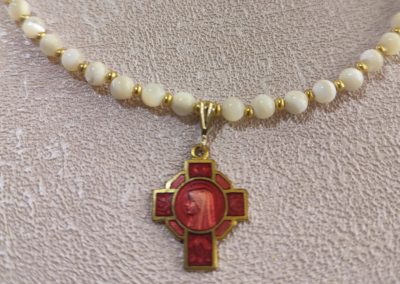 Collier croix rouge et nacre DISPO