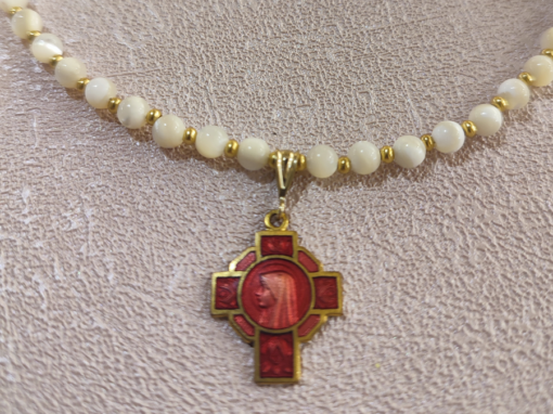 Collier croix rouge et nacre DISPO