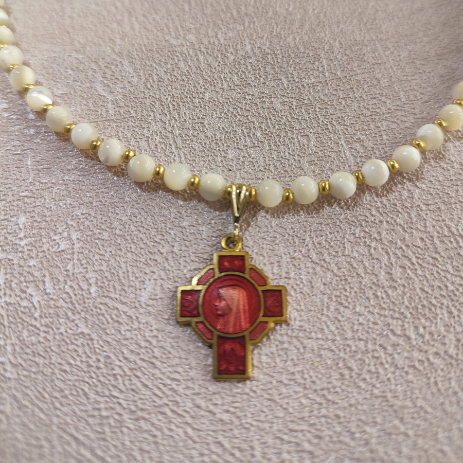 colliercroixrouge Collier croix rouge et nacres - Collection Chapelets Médailles, La fabrique Re Belle