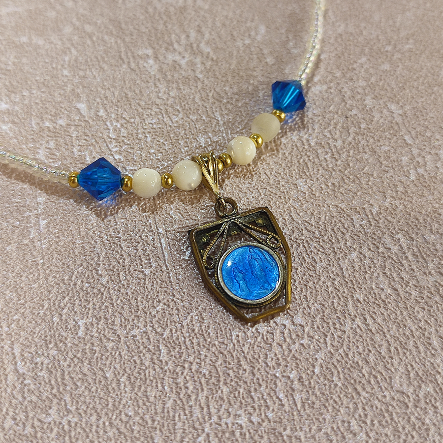 colliereclatbleu1 Collier éclat bleu - Collection Chapelets Médailles, La fabrique Re Belle