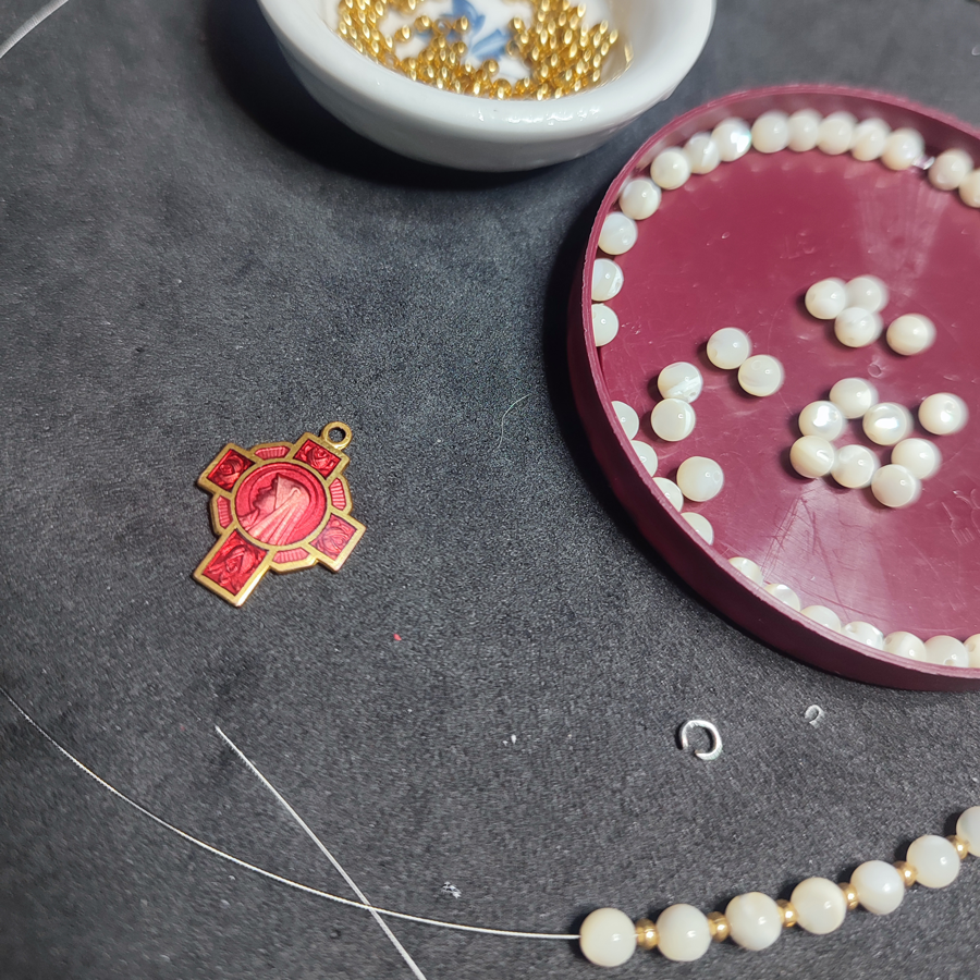 fabricationcolliercroixrouge Fabrication collier croix rouge - Collection Chapelets Médailles, La fabrique Re Belle