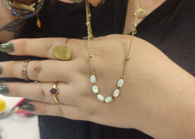 Réalisation d'un collier dans les tons doré avec quelques touches de blanc.