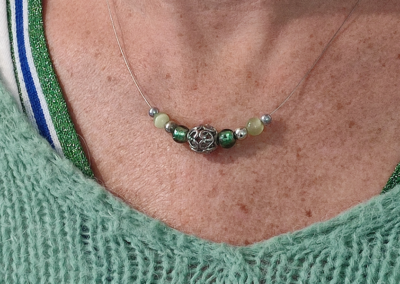 Réalisation d'un collier dans les tons verts lors d'un atelier de la Fabrique Re belle